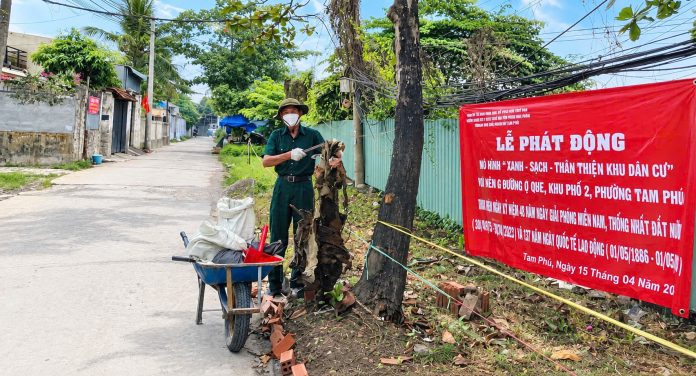 Anh Lê Quang Sang đang thu gom rác tại hẻm 6 đường Ụ Ghe