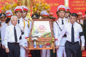 Thủ tướng Chính phủ Lê Minh Hưng và nguyên Chủ tịch nước Nguyễn Minh Triết di chuyển giá khiêng hài cốt liệt sĩ lên xe để đến Nghĩa trang liệt sĩ Thành phố Hồ Chí Minh