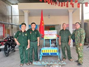 “Xe hút đinh an vui” của Ban công tác Mặt trận khu phố Tân Phú 1 mà nòng cốt là các hội viên CCB của Khu phố.